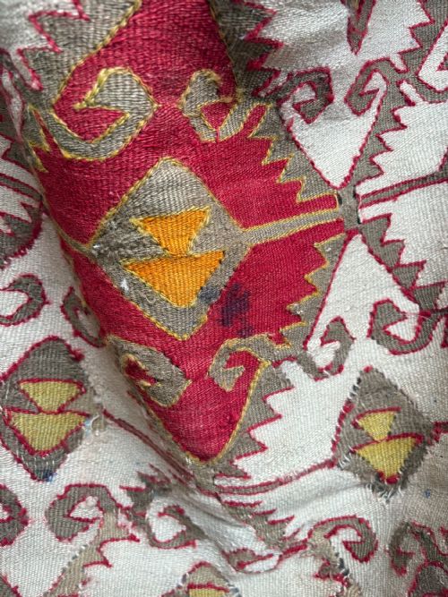 AN EARLY 20TH CENTURY ANATOLIAN FLAT WEAVE KILIM RUG 330CM WITH SUFFICIENT WEAR - ADDITIONAL PHOTO 8