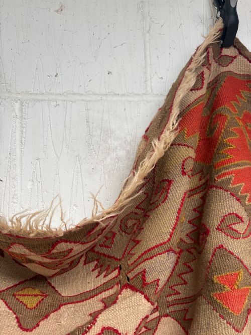 AN EARLY 20TH CENTURY ANATOLIAN FLAT WEAVE KILIM RUG 330CM WITH SUFFICIENT WEAR - ADDITIONAL PHOTO 9