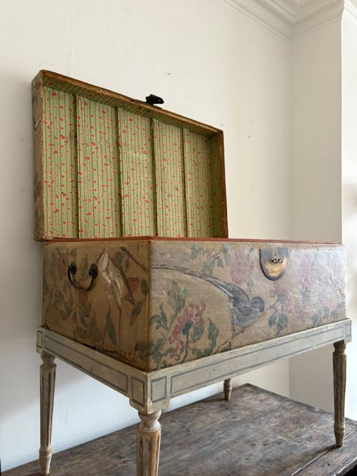 A CHINESE EXPORT HAND PAINTED LEATHER TRUNK ON LATER STAND C1900 78CM - ADDITIONAL PHOTO 3