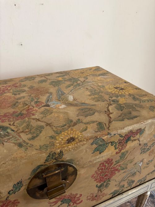 A CHINESE EXPORT HAND PAINTED LEATHER TRUNK ON LATER STAND C1900 78CM - ADDITIONAL PHOTO 5