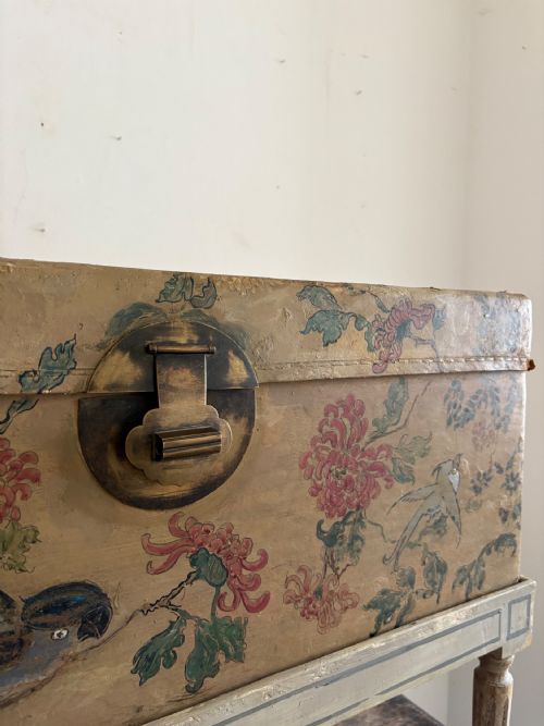 A CHINESE EXPORT HAND PAINTED LEATHER TRUNK ON LATER STAND C1900 78CM - ADDITIONAL PHOTO 6