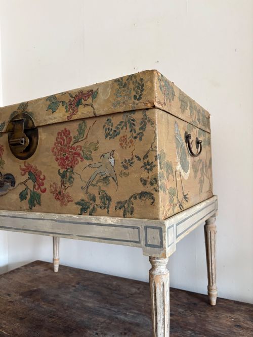 A CHINESE EXPORT HAND PAINTED LEATHER TRUNK ON LATER STAND C1900 78CM - ADDITIONAL PHOTO 7