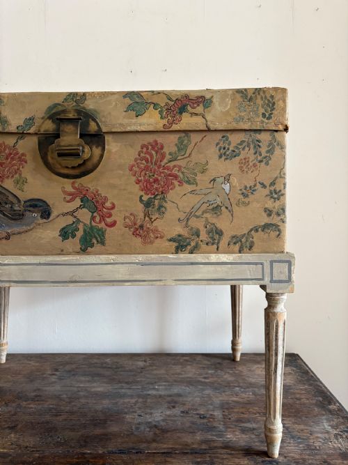 A CHINESE EXPORT HAND PAINTED LEATHER TRUNK ON LATER STAND C1900 78CM - ADDITIONAL PHOTO 8