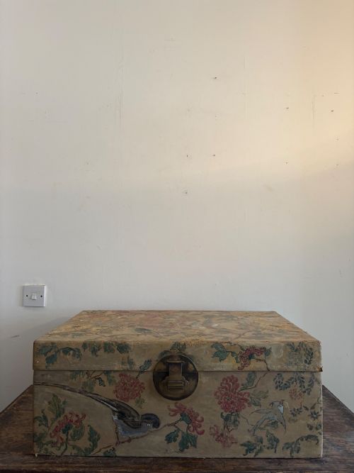 A CHINESE EXPORT HAND PAINTED LEATHER TRUNK ON LATER STAND C1900 78CM - ADDITIONAL PHOTO 14