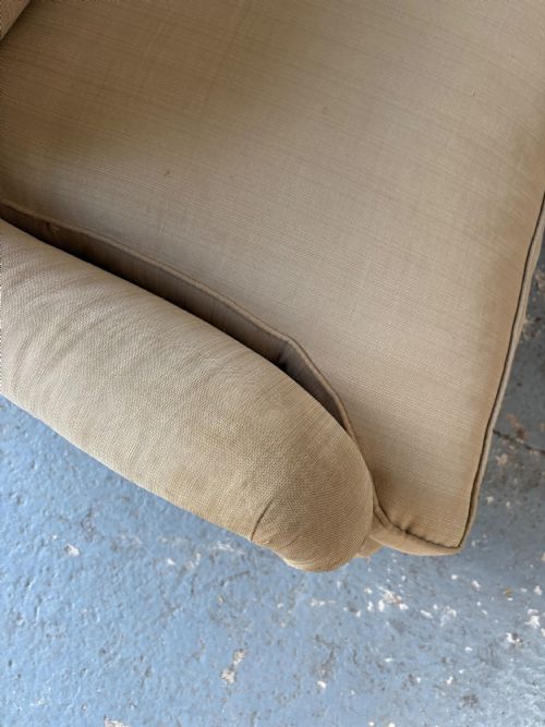 A VERY FINE HOWARD AND SONS STYLE UPHOLSTERED ARMCHAIR C1910 - ADDITIONAL PHOTO 5