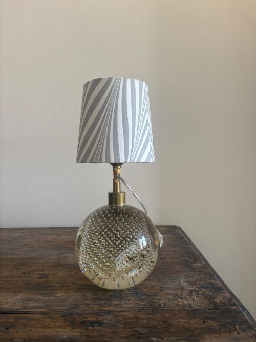 A 20TH CENTURY MURANO BULLICANTE CLEAR GLASS SEGUSO TABLE LAMP 27CM PAT TESTED - ADDITIONAL PHOTO 1