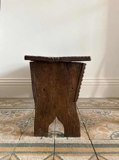 A 17TH CENTURY ENGLISH OAK 6 PLANK COFFER 77CM CHIP CARVED AND HINGED LID - ADDITIONAL PHOTO 5