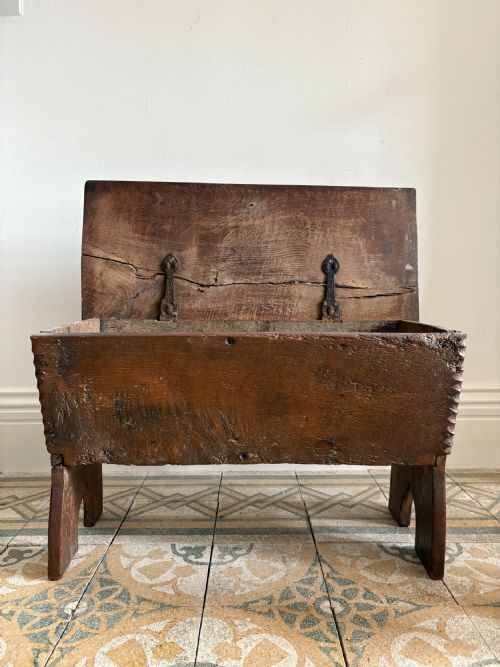 A 17TH CENTURY ENGLISH OAK 6 PLANK COFFER 77CM CHIP CARVED AND HINGED LID - ADDITIONAL PHOTO 2