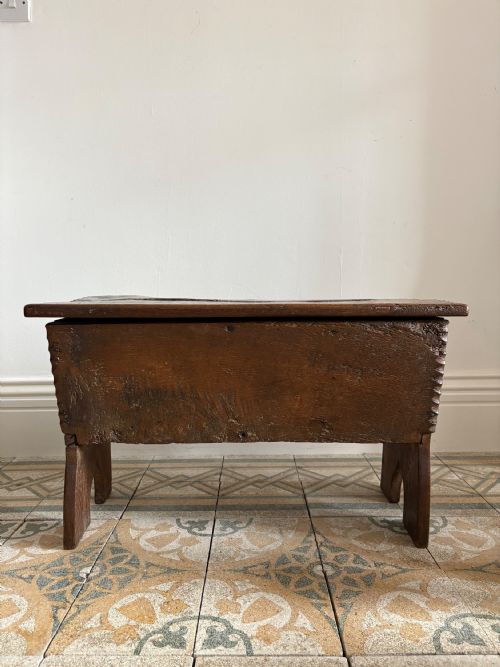 A 17TH CENTURY ENGLISH OAK 6 PLANK COFFER 77CM CHIP CARVED AND HINGED LID - ADDITIONAL PHOTO 3