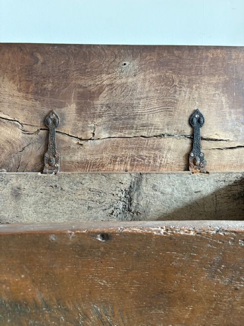 A 17TH CENTURY ENGLISH OAK 6 PLANK COFFER 77CM CHIP CARVED AND HINGED LID - ADDITIONAL PHOTO 6