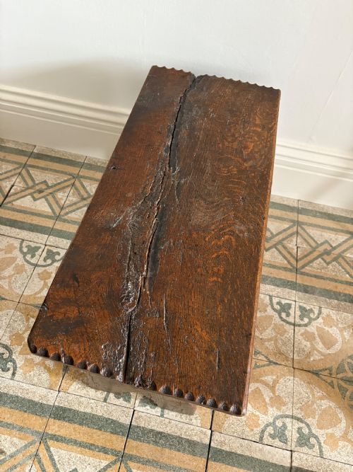 A 17TH CENTURY ENGLISH OAK 6 PLANK COFFER 77CM CHIP CARVED AND HINGED LID - ADDITIONAL PHOTO 7