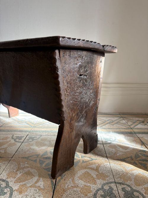 A 17TH CENTURY ENGLISH OAK 6 PLANK COFFER 77CM CHIP CARVED AND HINGED LID - ADDITIONAL PHOTO 9