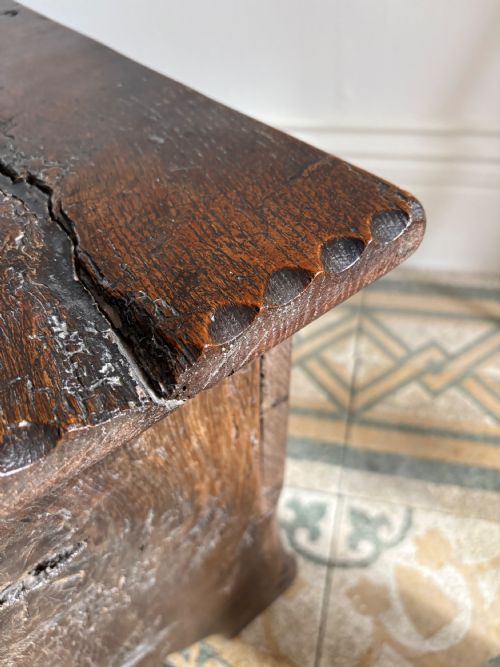 A 17TH CENTURY ENGLISH OAK 6 PLANK COFFER 77CM CHIP CARVED AND HINGED LID - ADDITIONAL PHOTO 11