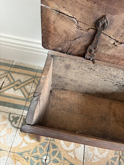 A 17TH CENTURY ENGLISH OAK 6 PLANK COFFER 77CM CHIP CARVED AND HINGED LID - ADDITIONAL PHOTO 12