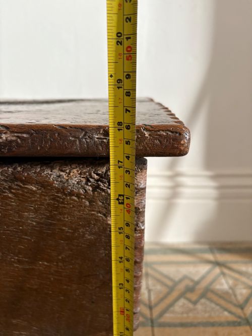 A 17TH CENTURY ENGLISH OAK 6 PLANK COFFER 77CM CHIP CARVED AND HINGED LID - ADDITIONAL PHOTO 15