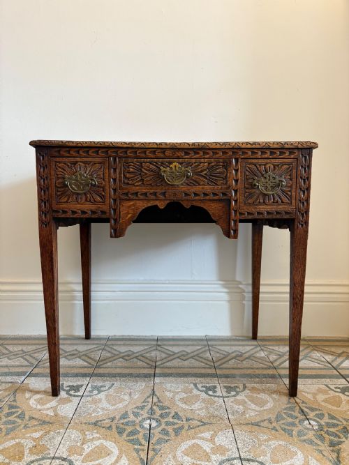 A GEORGE 111 CARVED OAK 3 DRAWER LOWBOY SIDE TABLE C1800 76CM WIDE - ADDITIONAL PHOTO 1