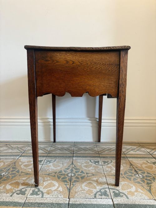 A GEORGE 111 CARVED OAK 3 DRAWER LOWBOY SIDE TABLE C1800 76CM WIDE - ADDITIONAL PHOTO 3