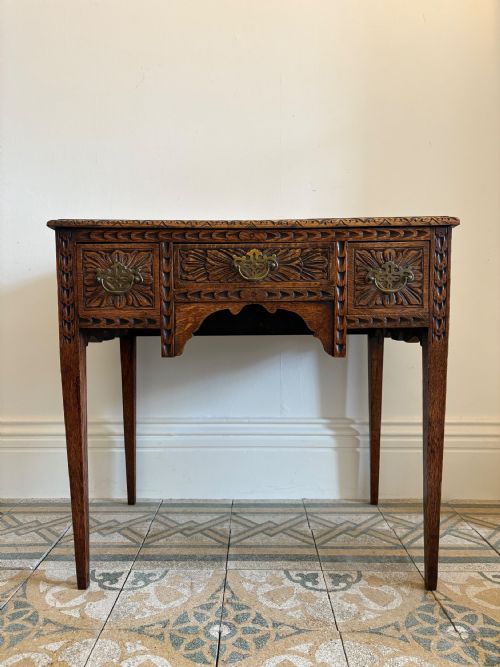 A GEORGE 111 CARVED OAK 3 DRAWER LOWBOY SIDE TABLE C1800 76CM WIDE - ADDITIONAL PHOTO 4