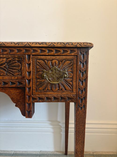 A GEORGE 111 CARVED OAK 3 DRAWER LOWBOY SIDE TABLE C1800 76CM WIDE - ADDITIONAL PHOTO 5