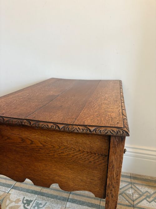 A GEORGE 111 CARVED OAK 3 DRAWER LOWBOY SIDE TABLE C1800 76CM WIDE - ADDITIONAL PHOTO 7