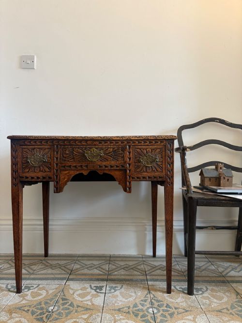 A GEORGE 111 CARVED OAK 3 DRAWER LOWBOY SIDE TABLE C1800 76CM WIDE - ADDITIONAL PHOTO 16