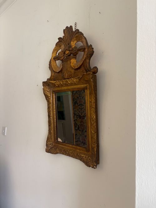 A FRENCH 19TH CENTURY GILTWOOD ORNATE PEDIMENT MIRROR 80CM WITH LATER PLATE - ADDITIONAL PHOTO 7