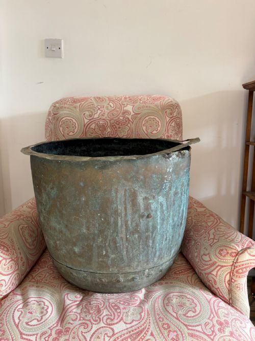 A 19TH CENTURY RIVETED COPPER PLANTER OR LOG BIN 51CM DIAMETER WITH VERDIGRIS - ADDITIONAL PHOTO 4