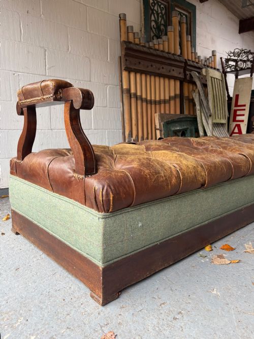 A SUBSTANTIAL 19TH CENTURY BUTTON LEATHER MUSEUM VIEWING GALLERY BENCH 270CM AF - ADDITIONAL PHOTO 2