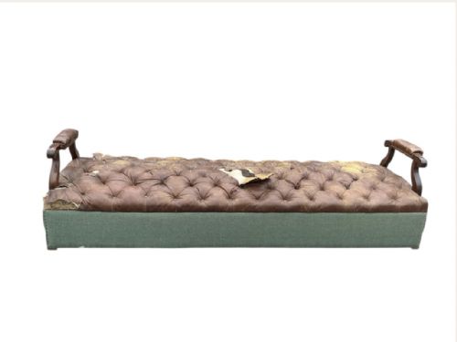 A SUBSTANTIAL 19TH CENTURY BUTTON LEATHER MUSEUM VIEWING GALLERY BENCH 270CM AF - ADDITIONAL PHOTO 6