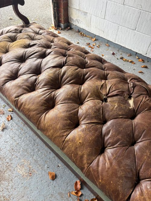 A SUBSTANTIAL 19TH CENTURY BUTTON LEATHER MUSEUM VIEWING GALLERY BENCH 270CM AF - ADDITIONAL PHOTO 3