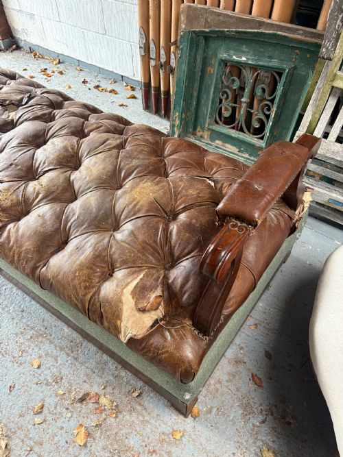 A SUBSTANTIAL 19TH CENTURY BUTTON LEATHER MUSEUM VIEWING GALLERY BENCH 270CM AF - ADDITIONAL PHOTO 5