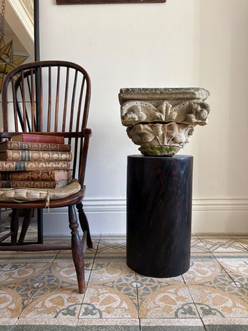 A FRENCH 1718THC CARVED LIMESTONE ARCHITECTURAL CAPITAL 39CM SQ FLEUR DE LIS - ADDITIONAL PHOTO 2