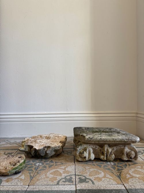 A FRENCH 1718THC CARVED LIMESTONE ARCHITECTURAL CAPITAL 39CM SQ FLEUR DE LIS - ADDITIONAL PHOTO 4