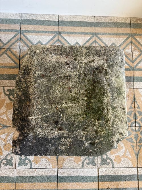 A FRENCH 1718THC CARVED LIMESTONE ARCHITECTURAL CAPITAL 39CM SQ FLEUR DE LIS - ADDITIONAL PHOTO 8