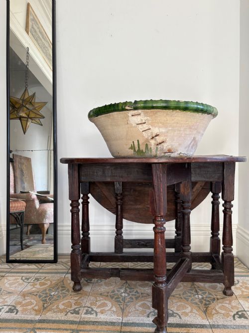 A 17TH CENTURY OAK GATELEG TABLE WITH TURNED BALUSTER LEGS AND SINGLE DRAWER - ADDITIONAL PHOTO 5
