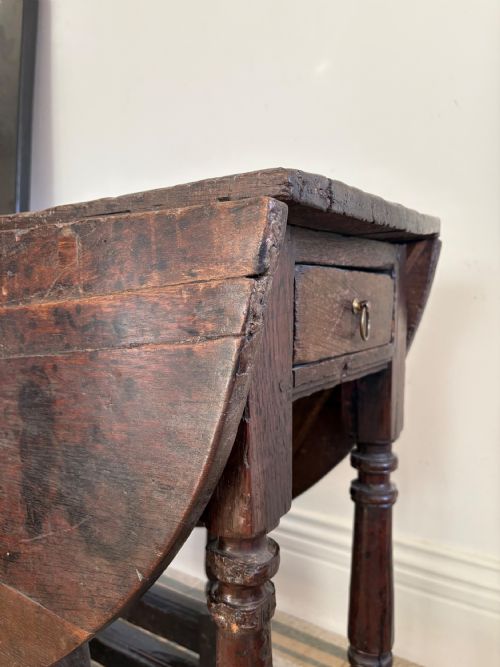 A 17TH CENTURY OAK GATELEG TABLE WITH TURNED BALUSTER LEGS AND SINGLE DRAWER - ADDITIONAL PHOTO 1