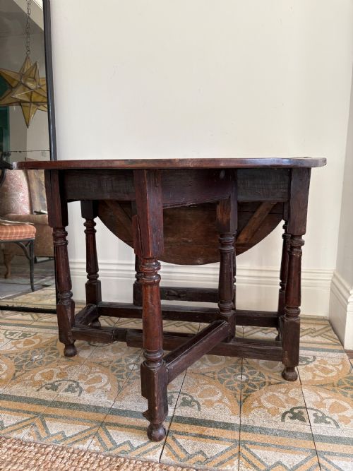 A 17TH CENTURY OAK GATELEG TABLE WITH TURNED BALUSTER LEGS AND SINGLE DRAWER - ADDITIONAL PHOTO 4