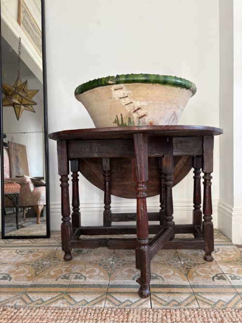 A 17TH CENTURY OAK GATELEG TABLE WITH TURNED BALUSTER LEGS AND SINGLE DRAWER - ADDITIONAL PHOTO 6