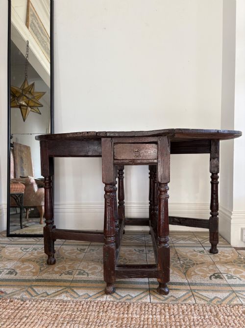 A 17TH CENTURY OAK GATELEG TABLE WITH TURNED BALUSTER LEGS AND SINGLE DRAWER - ADDITIONAL PHOTO 8