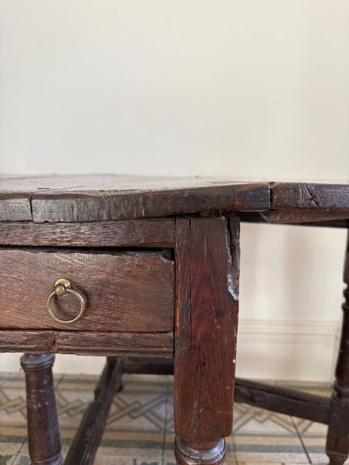 A 17TH CENTURY OAK GATELEG TABLE WITH TURNED BALUSTER LEGS AND SINGLE DRAWER - ADDITIONAL PHOTO 9