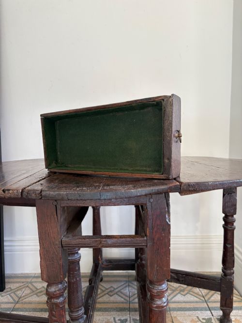 A 17TH CENTURY OAK GATELEG TABLE WITH TURNED BALUSTER LEGS AND SINGLE DRAWER - ADDITIONAL PHOTO 10