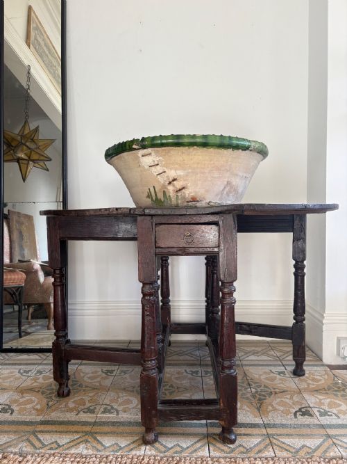 A 17TH CENTURY OAK GATELEG TABLE WITH TURNED BALUSTER LEGS AND SINGLE DRAWER - ADDITIONAL PHOTO 16