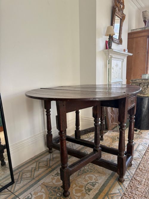 A 17TH CENTURY OAK GATELEG TABLE WITH TURNED BALUSTER LEGS AND SINGLE DRAWER - ADDITIONAL PHOTO 17