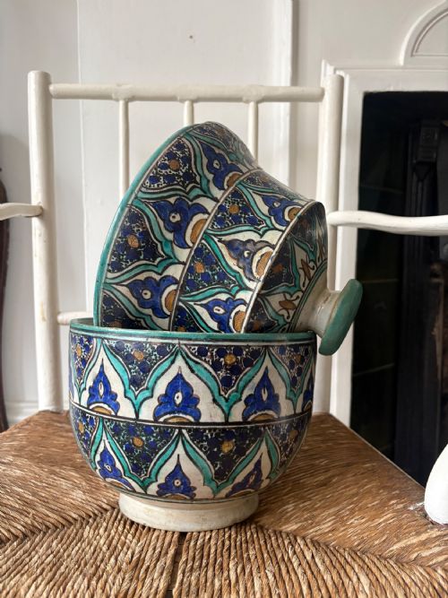 A MOROCCAN JOBBANA HAND PAINTED EARTHENWARE ISLAMIC POT AND LID C1900 33CM - ADDITIONAL PHOTO 3