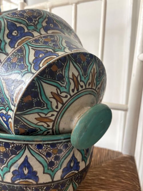 A MOROCCAN JOBBANA HAND PAINTED EARTHENWARE ISLAMIC POT AND LID C1900 33CM - ADDITIONAL PHOTO 4