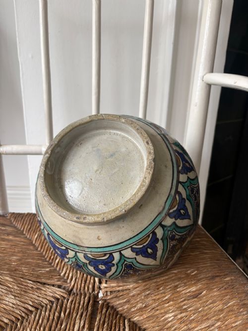 A MOROCCAN JOBBANA HAND PAINTED EARTHENWARE ISLAMIC POT AND LID C1900 33CM - ADDITIONAL PHOTO 6