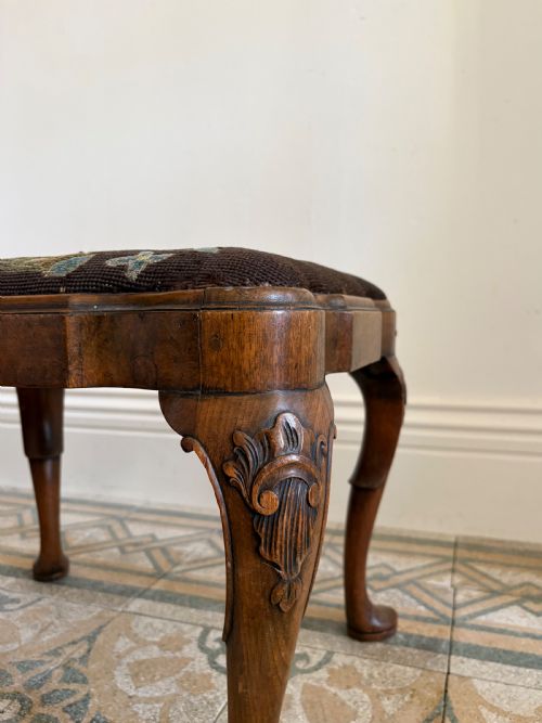 A 19THC QUEEN ANNE STYLE WALNUT DRESSING OR FOOTSTOOL WITH TAPESTRY SEAT AND CABRIOLE LEGS - ADDITIONAL PHOTO 2