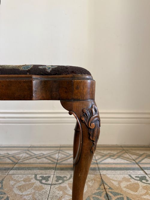 A 19THC QUEEN ANNE STYLE WALNUT DRESSING OR FOOTSTOOL WITH TAPESTRY SEAT AND CABRIOLE LEGS - ADDITIONAL PHOTO 3