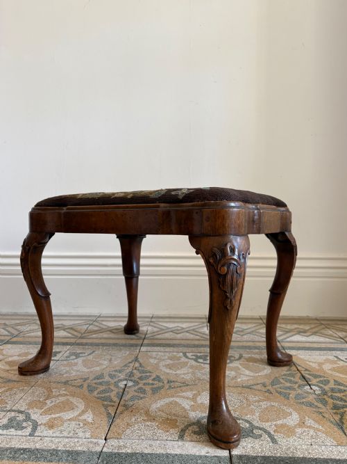 A 19THC QUEEN ANNE STYLE WALNUT DRESSING OR FOOTSTOOL WITH TAPESTRY SEAT AND CABRIOLE LEGS - ADDITIONAL PHOTO 4