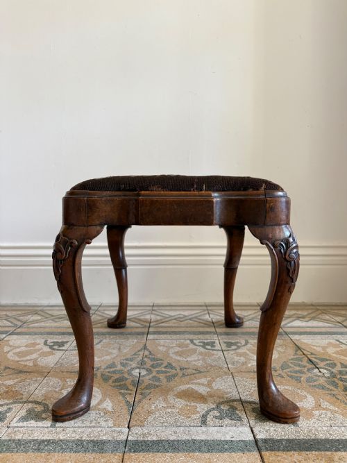 A 19THC QUEEN ANNE STYLE WALNUT DRESSING OR FOOTSTOOL WITH TAPESTRY SEAT AND CABRIOLE LEGS - ADDITIONAL PHOTO 6